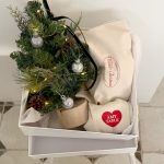 Santa mini tree & gloves set