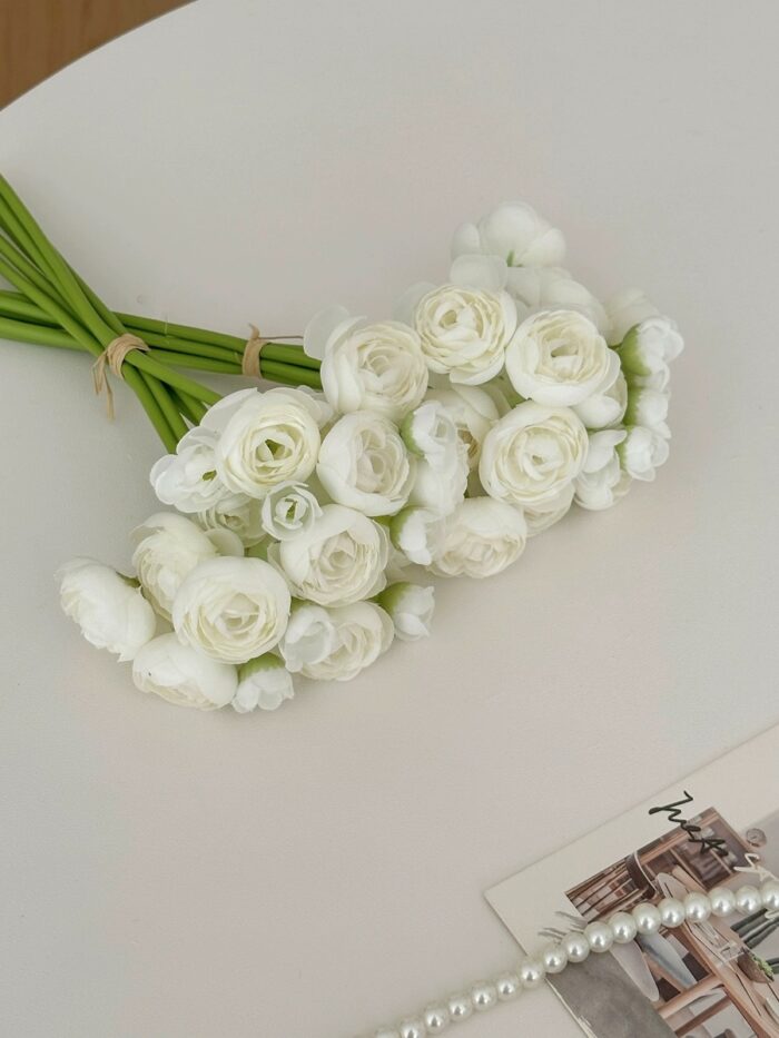 Buttercup flower - 画像 (2)